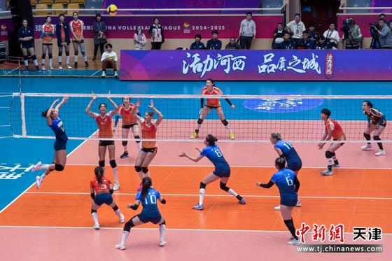 第五届“津诚所至 协作同甘”东西部协作女排明星公益赛在天津人民体育馆举行。记者 佟郁 摄