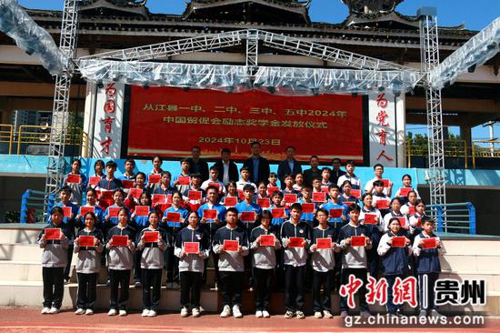 全体受表彰学生合影 全体受表彰学生合影