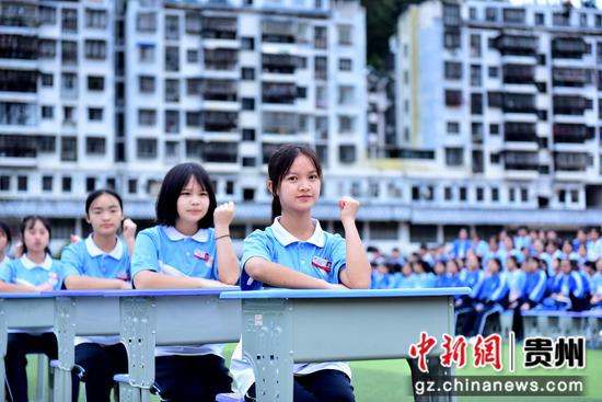 从江县一中举行课桌舞比赛 从江县一中举行课桌舞比赛