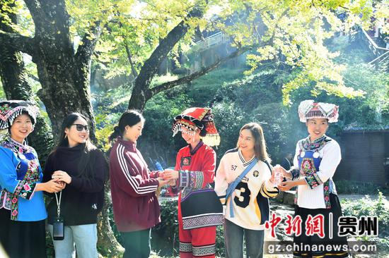 发放当地特产与便民物资