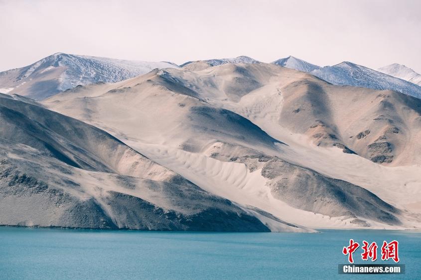 白沙湖碧波荡漾 银白沙山与雪山绵延