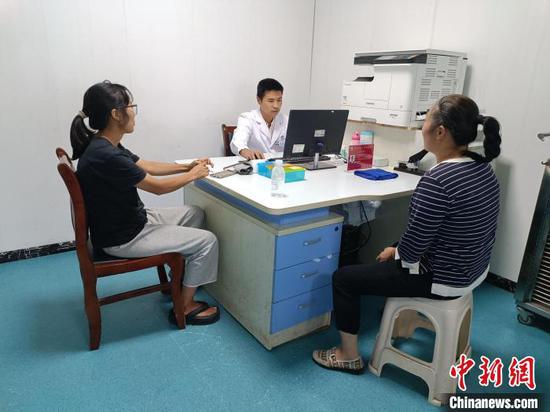 图为贵州省绥阳县枧坝镇井坝村卫生室标准化诊室。(贵州省卫生健康委供图) 图为贵州省绥阳县枧坝镇井坝村卫生室标准化诊室。(贵州省卫生健康委供图)