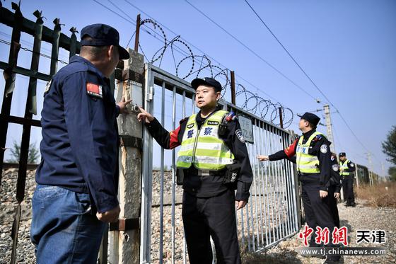 静海站派出所深入沿线开展秋季线路消防隐患整治行动。（北京铁路公安局天津公安处供图）