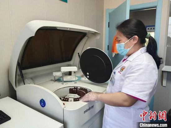 图为贵州省遵义市绥阳县枧坝镇井坝村卫生室生化检测室。(贵州省卫生健康委供图) 图为贵州省遵义市绥阳县枧坝镇井坝村卫生室生化检测室。(贵州省卫生健康委供图)