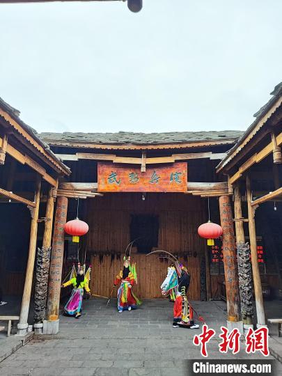 资料图:天龙屯堡里的地戏演出。石小杰 摄