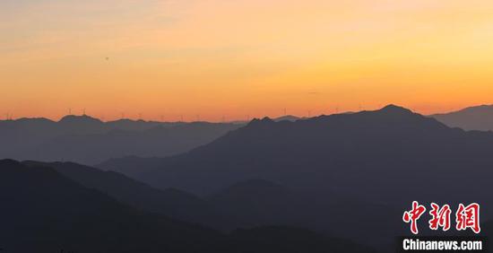 10月26日,贵州省从江县秀塘壮族乡,一台台风力发电机矗立在山巅迎风旋转,与山林、朝霞相映成景,蔚为壮观。近年来,从江依托丰富的风力资源优势,大力发展风力发电等清洁能源,助推绿色低碳发展。罗京来 摄 10月26日,贵州省从江县秀塘壮族乡,一台台风力发电机矗立在山巅迎风旋转,与山林、朝霞相映成景,蔚为壮观。近年来,从江依托丰富的风力资源优势,大力发展风力发电等清洁能源,助推绿色低碳发展。罗京来 摄