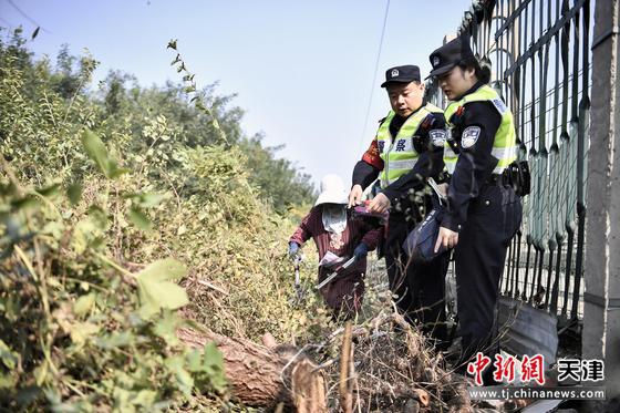 静海站派出所深入沿线开展秋季线路消防隐患整治行动。（北京铁路公安局天津公安处供图）