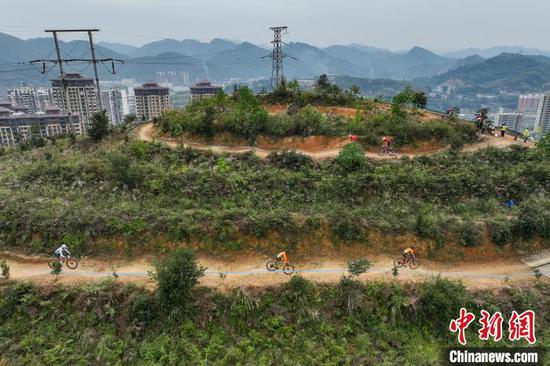 图为男子山地精英组比赛。(无人机照片)中新社记者 瞿宏伦 摄 图为男子山地精英组比赛。(无人机照片)中新社记者 瞿宏伦 摄