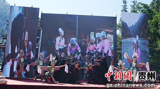 2024年10月26日，水族同胞在进行民族歌舞表演。韦贵金 摄
