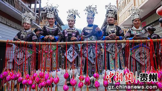 2024年10月26日，苗族同胞在迎接宾客。韦贵金摄