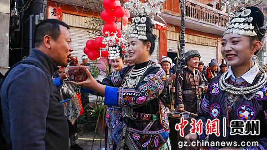 2024年10月26日，苗族同胞在迎接宾客。韦贵金 摄