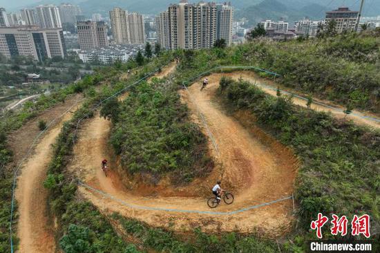 图为男子山地精英组比赛。(无人机照片)中新社记者 瞿宏伦 摄 图为男子山地精英组比赛。(无人机照片)中新社记者 瞿宏伦 摄