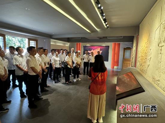 参观中共广西第一个农村支部纪念馆。韦玉芳 摄 参观中共广西第一个农村支部纪念馆。韦玉芳 摄