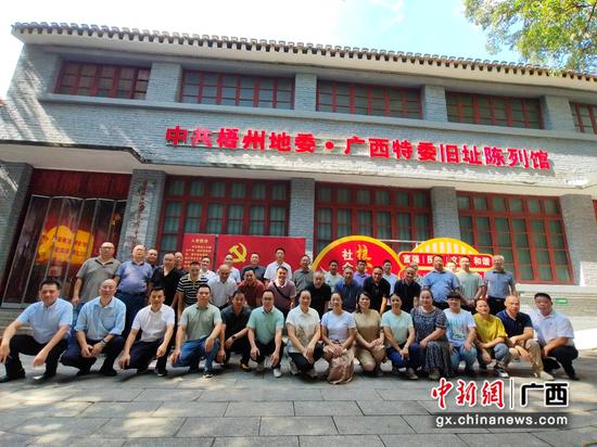 百色烟草2024年党员党性锻炼培训班学员合影。罗舜侃 摄 百色烟草2024年党员党性锻炼培训班学员合影。罗舜侃 摄