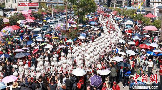 图为黄平“芦笙会”现场游演的苗族银饰展示方队。伍卫东摄