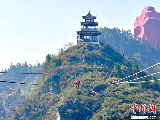 图为消防救援人员在演练中。中新网记者 袁超 摄 图为消防救援人员在演练中。中新网记者 袁超 摄
