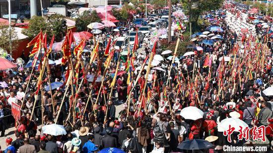 图为黄平“芦笙会”现场游演的苗族银饰展示方队与芦笙方队。伍卫东摄