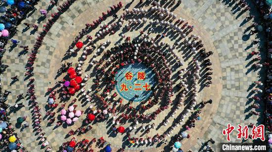 图为苗族同胞欢聚黄平“芦笙会”现场跳芦笙。（无人机照片）伍卫东摄