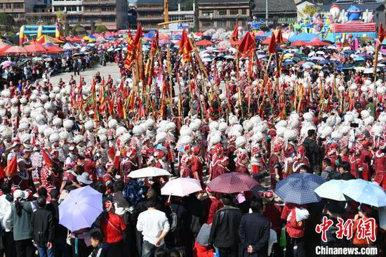 图为苗族同胞欢聚黄平“芦笙会”现场跳芦笙。(无人机照片)陈孝新摄