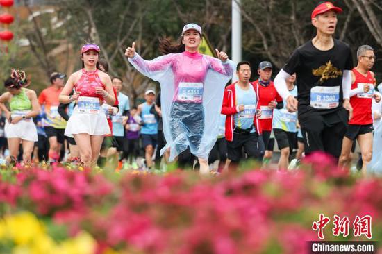 资料图:图为兴义举行的半程马拉松比赛。瞿宏伦 摄 资料图:图为兴义举行的半程马拉松比赛。瞿宏伦 摄
