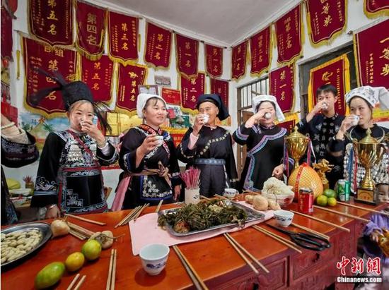 2024年10月2日,中国贵州省黔南布依族苗族自治州三都水族自治县周覃镇水东村水族民众在家用鱼包韭菜祭祀。刘美伶 摄 2024年10月2日,中国贵州省黔南布依族苗族自治州三都水族自治县周覃镇水东村水族民众在家用鱼包韭菜祭祀。刘美伶 摄