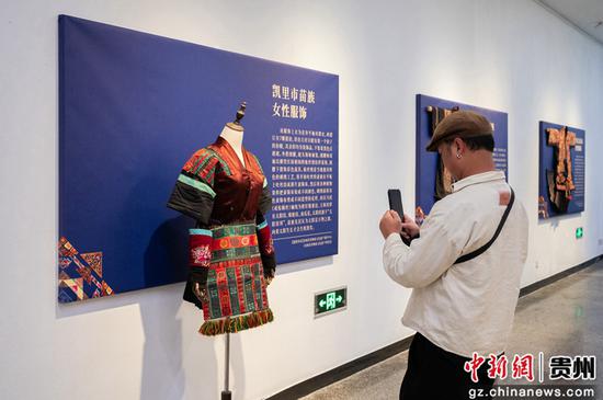 图为参观者在观展。唐哲 摄