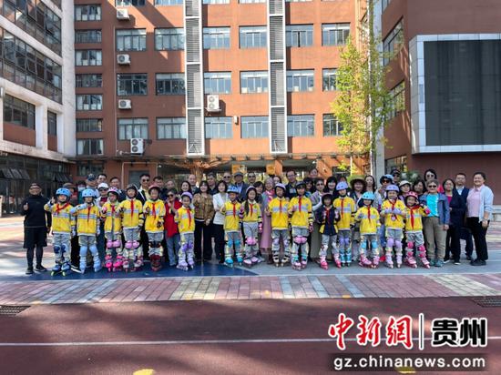图为台湾中小学教师交流团走进贵州省贵阳市观山湖区铭廷小学。王秋旭摄 图为台湾中小学教师交流团走进贵州省贵阳市观山湖区铭廷小学。王秋旭摄