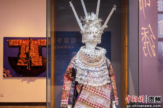 图为展出的苗族服饰。唐哲 摄