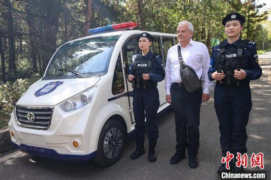 10月23日,代表团一行在花溪区天河潭景区调研旅游警务间隙,比利时联邦警察驻东亚和东南亚地区警务联络官帕斯卡尔与旅游警察合影。记者 瞿宏伦 摄