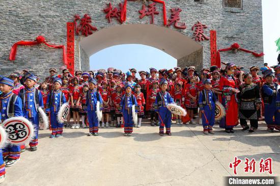 图为人们在江口县桃映镇漆树坪村欢庆羌历年。李鹤 摄 图为人们在江口县桃映镇漆树坪村欢庆羌历年。李鹤 摄