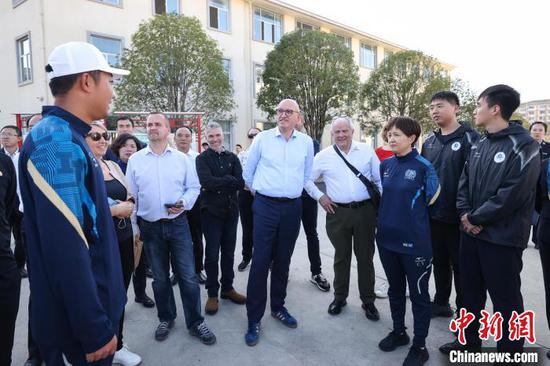10月24日,代表团一行在普安县东城区民族实验学校与中国公安部选派的支教民警及中国人民公安大学支教研究生交流。记者 瞿宏伦 摄