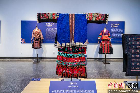 图为展出的苗族服饰。唐哲 摄