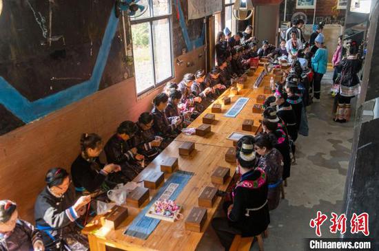 图为来自雷山县的苗族绣娘与当地侗族绣娘在高增村交流手工刺绣技艺。吴德军 摄 图为来自雷山县的苗族绣娘与当地侗族绣娘在高增村交流手工刺绣技艺。吴德军 摄
