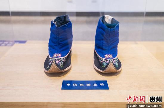 图为展出的布依族绣花鞋。唐哲 摄