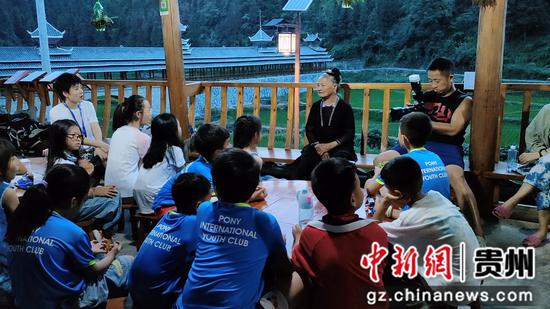 研学团队成员在小黄村跟国家级侗族大歌传承人潘萨银花学唱侗歌
