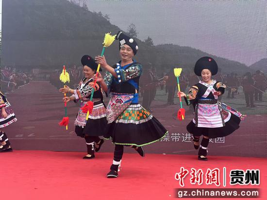 省级非遗卡堡花棍舞亮相贵安新区月亮湖