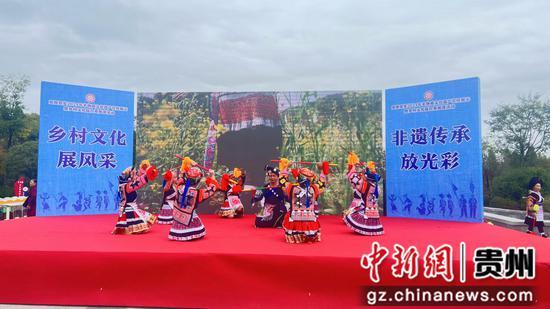 省级非遗卡堡花棍舞亮相贵安新区月亮湖