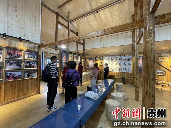 研学团在高华村参观瑶浴陈列馆。
