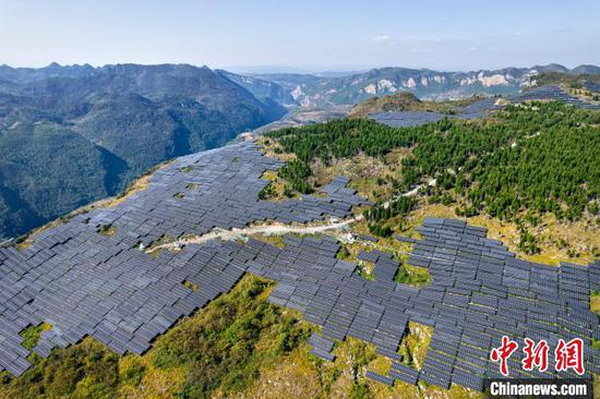 11月2日,在贵州省黔西市观音洞镇山间,光伏发电设施不断输送着绿色能源。近年来,黔西市坚持生态优先、绿色发展理念,利用荒山坡地发展光伏产业,助力乡村振兴。史开心 摄 11月2日,在贵州省黔西市观音洞镇山间,光伏发电设施不断输送着绿色能源。近年来,黔西市坚持生态优先、绿色发展理念,利用荒山坡地发展光伏产业,助力乡村振兴。史开心 摄