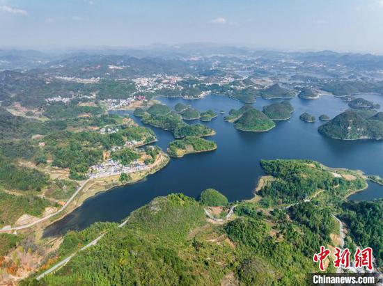 图为航拍贵阳百花湖秋景。(无人机照片)中新社记者 唐哲 摄 图为航拍贵阳百花湖秋景。(无人机照片)中新社记者 唐哲 摄