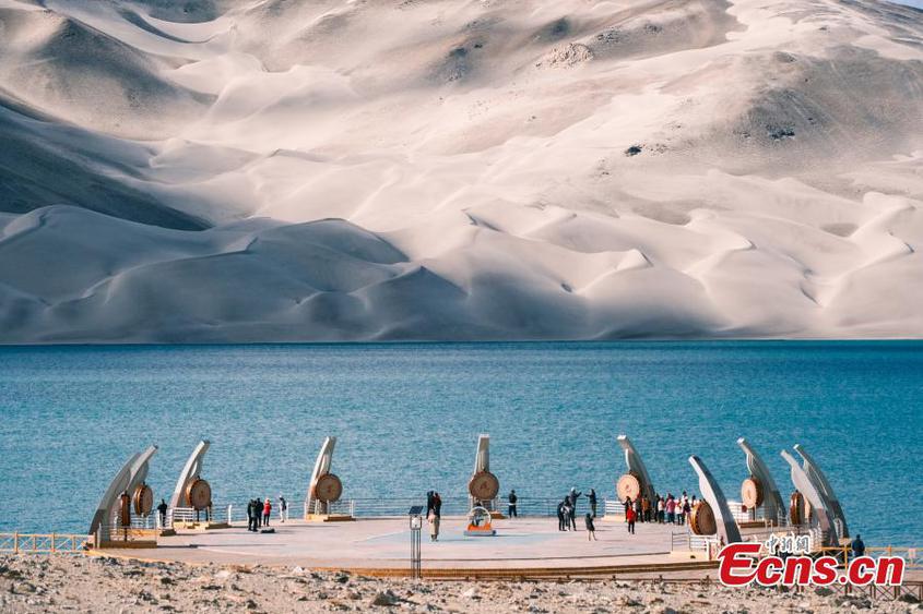 Magnificent landscape of Baisha Lake with snow-covered Baisha Mountain at the background in Akto County, northwest China's Xinjiang Uyghur Autonomous Region. (Photo/China News Service)