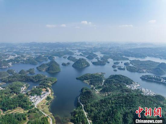 图为航拍贵阳百花湖秋景。(无人机照片)中新社记者 唐哲 摄 图为航拍贵阳百花湖秋景。(无人机照片)中新社记者 唐哲 摄