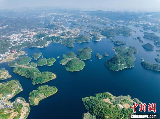 图为航拍贵阳百花湖秋景。(无人机照片)中新社记者 唐哲 摄 图为航拍贵阳百花湖秋景。(无人机照片)中新社记者 唐哲 摄