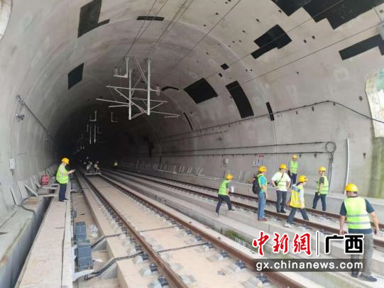 贵港木梓一号隧道内基站成功加电开通。陈波 摄 贵港木梓一号隧道内基站成功加电开通。陈波 摄