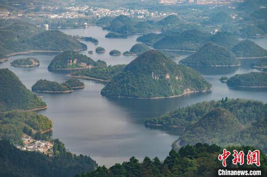 图为贵阳百花湖秋景。中新社记者 唐哲 摄 图为贵阳百花湖秋景。中新社记者 唐哲 摄