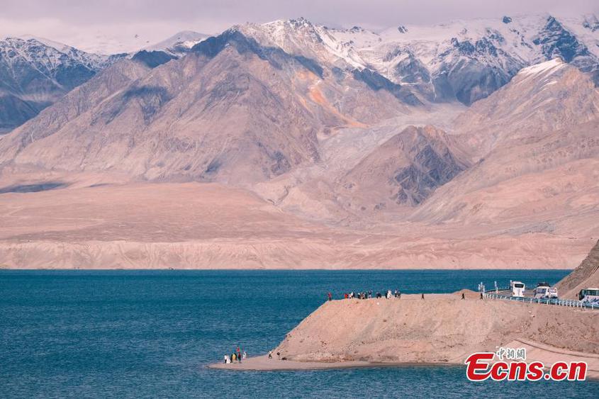 Magnificent landscape of Baisha Lake with snow-covered Baisha Mountain at the background in Akto County, northwest China's Xinjiang Uyghur Autonomous Region. (Photo/China News Service)