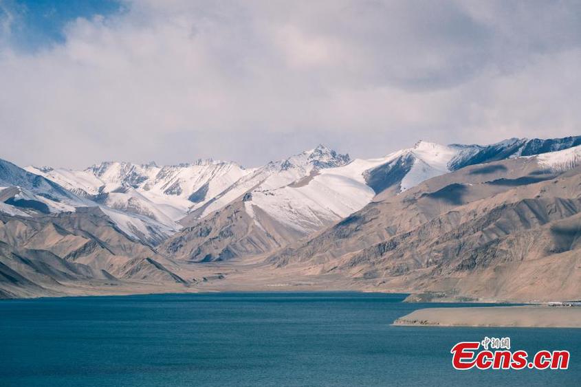 Magnificent landscape of Baisha Lake with snow-covered Baisha Mountain at the background in Akto County, northwest China's Xinjiang Uyghur Autonomous Region. (Photo/China News Service)