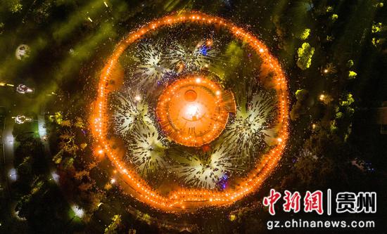感受“彝族年”的狂欢 。李学友摄 感受“彝族年”的狂欢 。李学友摄
