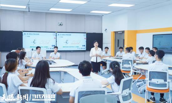 “协和班”在智慧教室学习。