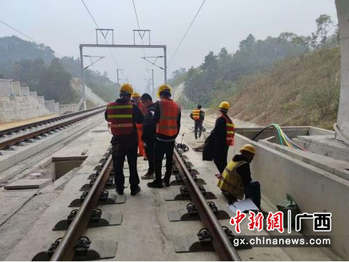 移动工作人员正在进行高铁5G网络建设。陈波 摄 移动工作人员正在进行高铁5G网络建设。陈波 摄